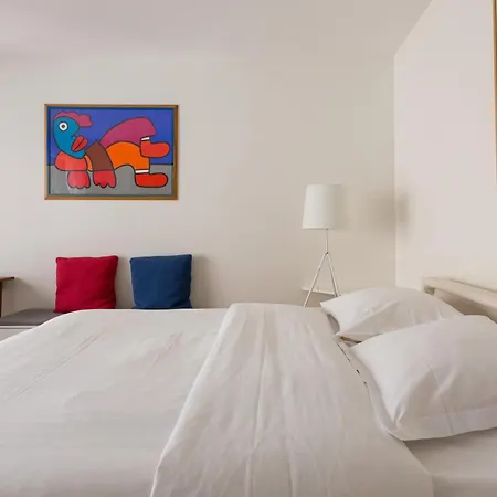 Apartment Veeve - A Pop Of Colour Paris