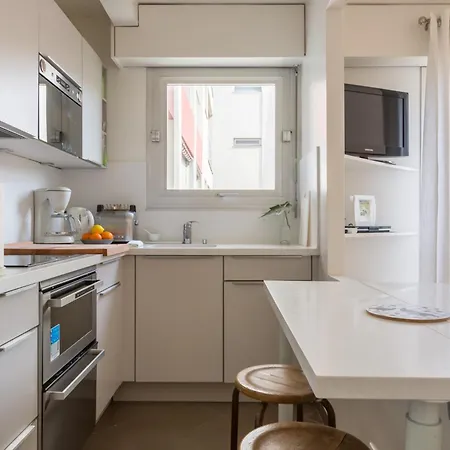 Apartment Veeve - A Pop Of Colour *